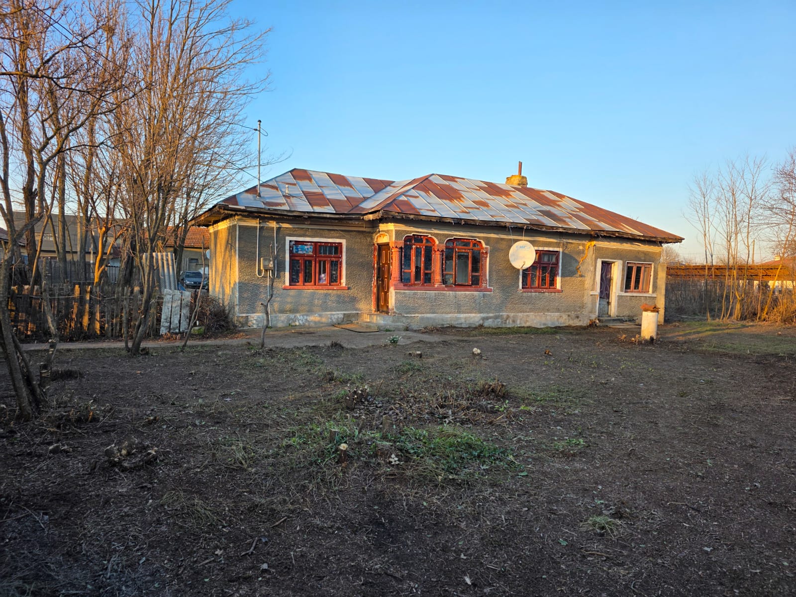 Vând casă bătrânească
